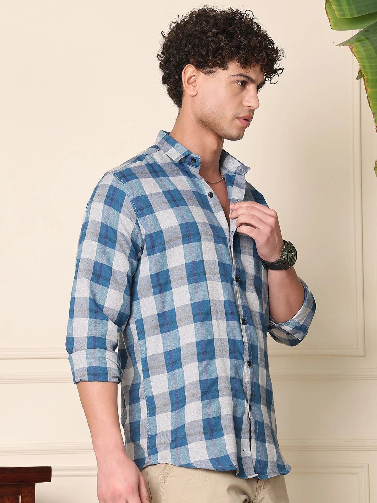 Royal Blue Men Regular Fit Solid Spread Collar Casual Shirt