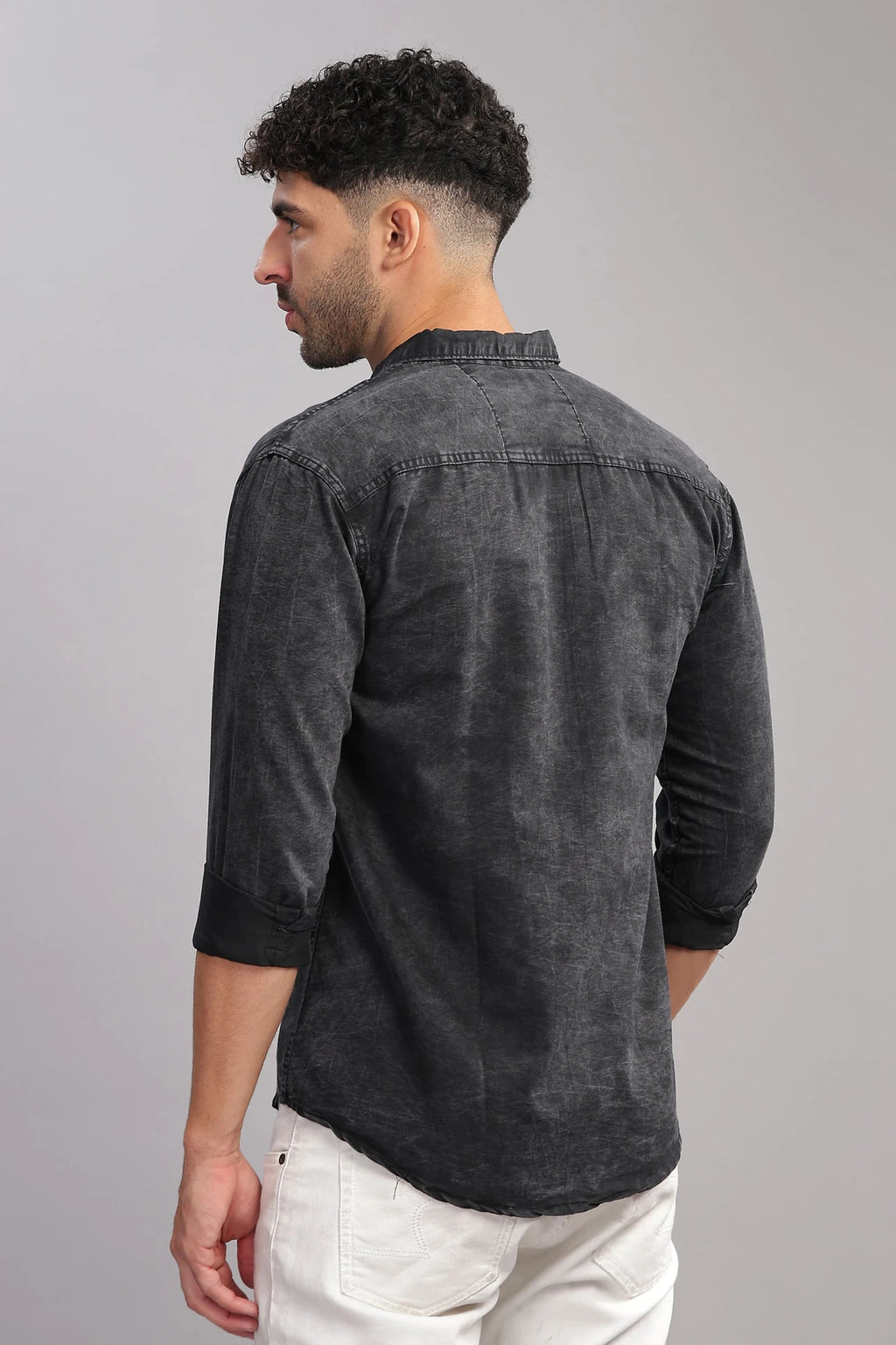 Men Regular Fit Washed Cut Away Collar Casual Shirt